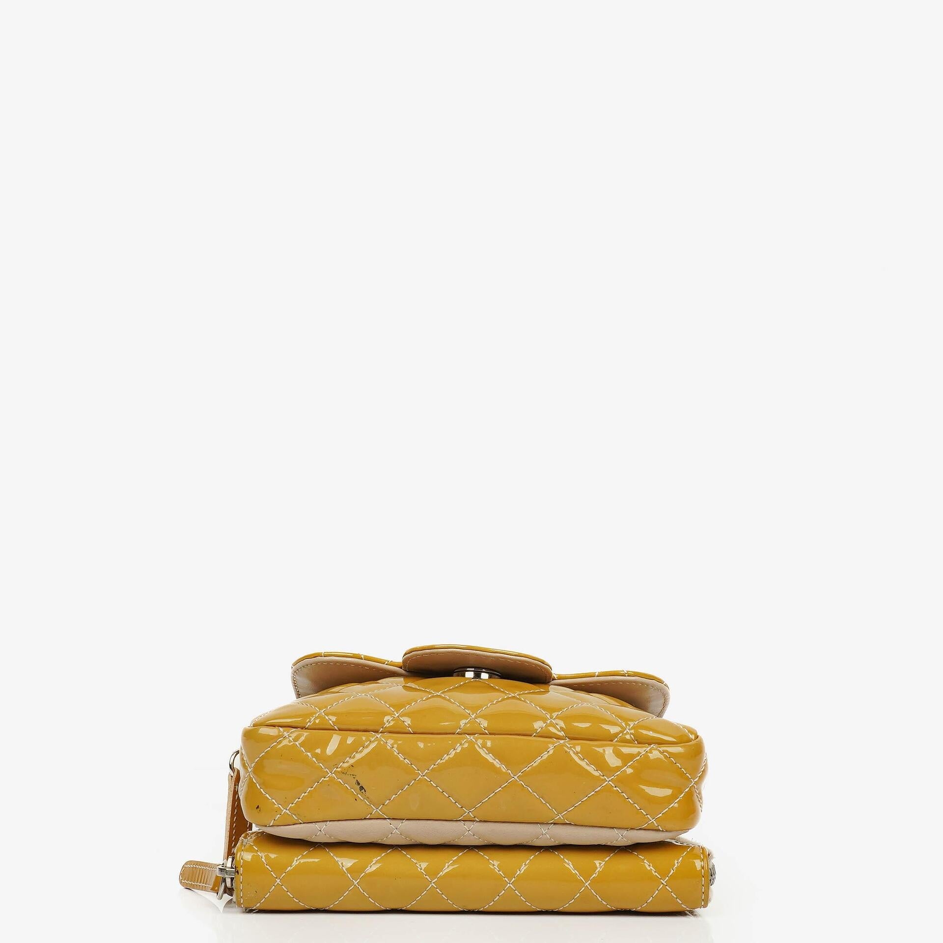 Chanel Mini rechteckige doppelseitige Klapptasche aus gestepptem Lackleder