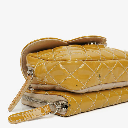 Chanel Mini rechteckige doppelseitige Klapptasche aus gestepptem Lackleder