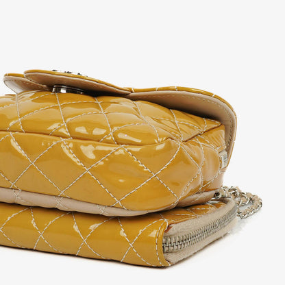 Chanel Mini rechteckige doppelseitige Klapptasche aus gestepptem Lackleder