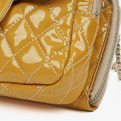 Chanel Mini rechteckige doppelseitige Klapptasche aus gestepptem Lackleder