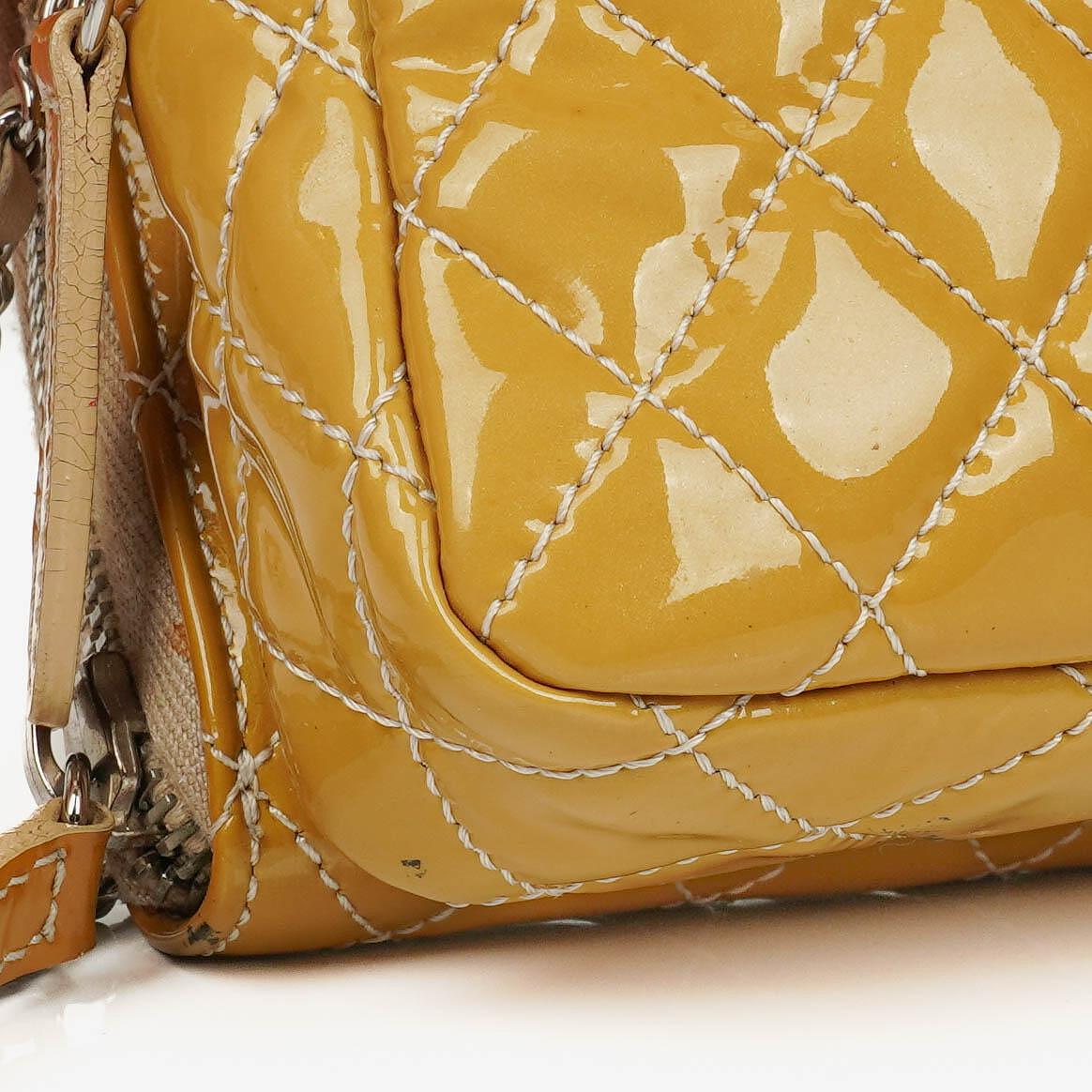 Chanel Mini rechteckige doppelseitige Klapptasche aus gestepptem Lackleder