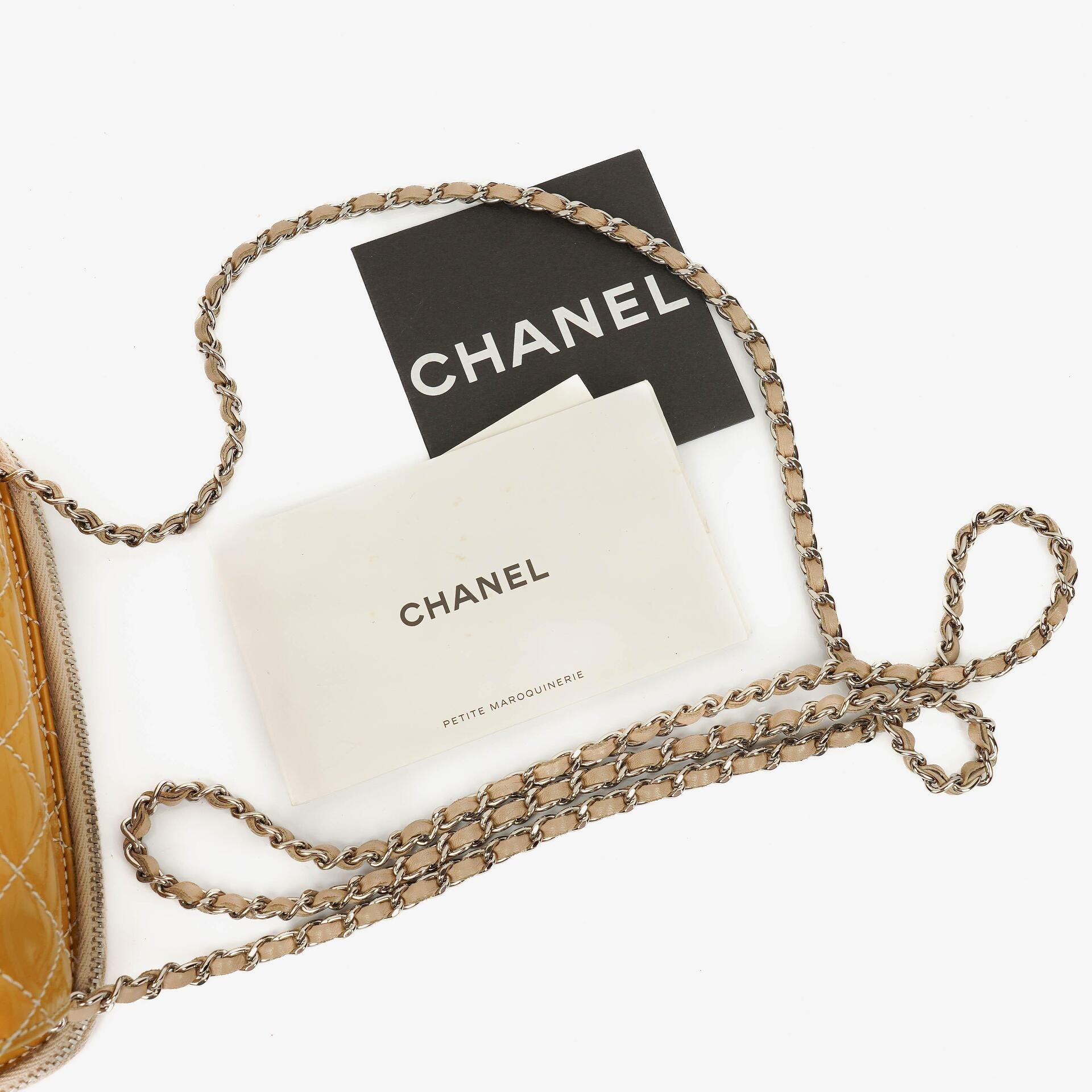 Chanel Mini rechteckige doppelseitige Klapptasche aus gestepptem Lackleder