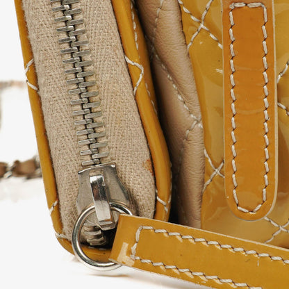 Chanel Mini rechteckige doppelseitige Klapptasche aus gestepptem Lackleder