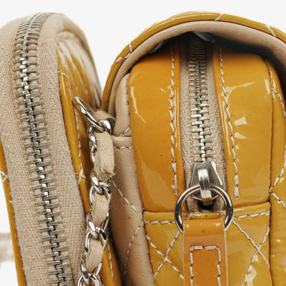 Chanel Mini rechteckige doppelseitige Klapptasche aus gestepptem Lackleder