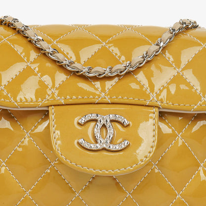 Chanel Mini rechteckige doppelseitige Klapptasche aus gestepptem Lackleder