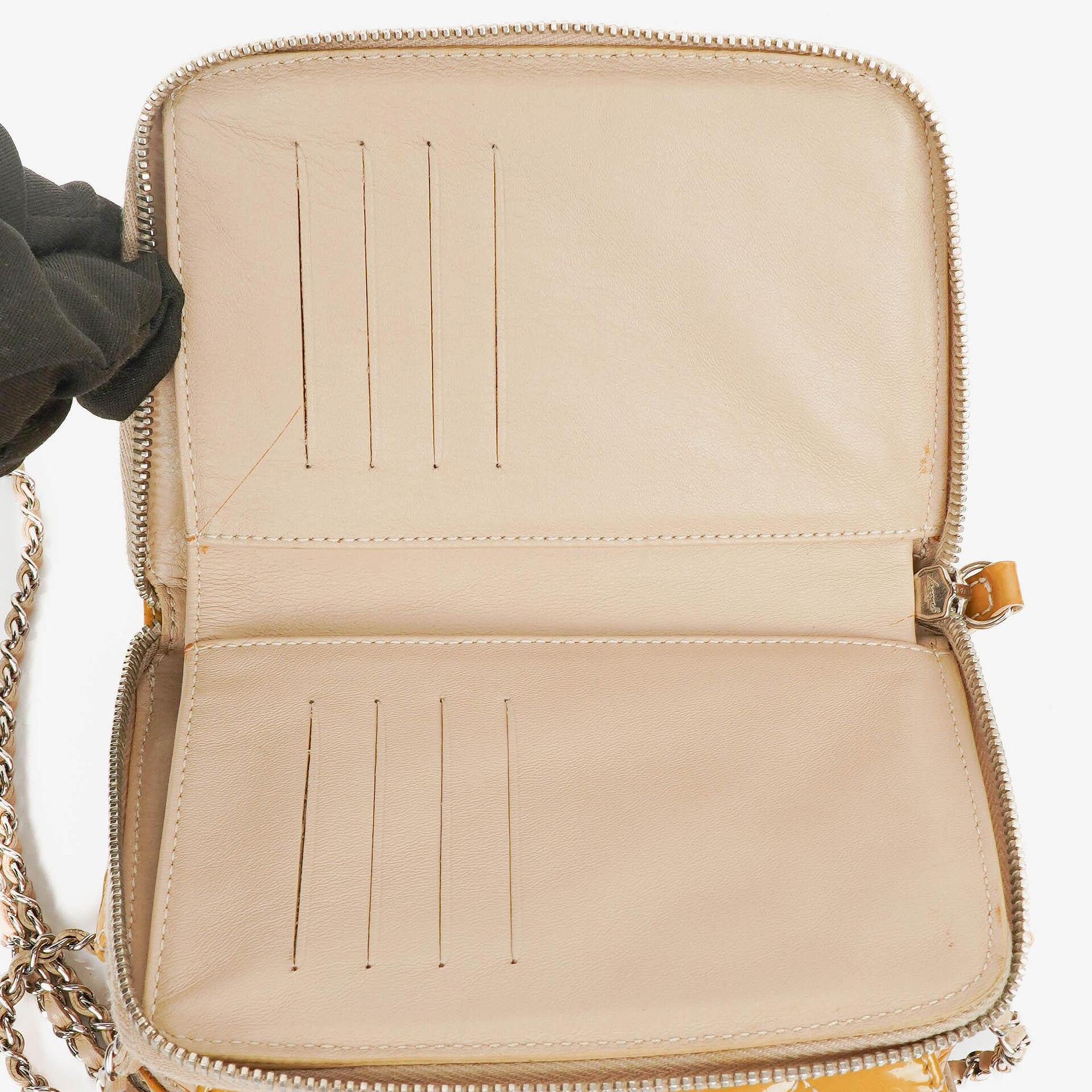 Chanel Mini rechteckige doppelseitige Klapptasche aus gestepptem Lackleder