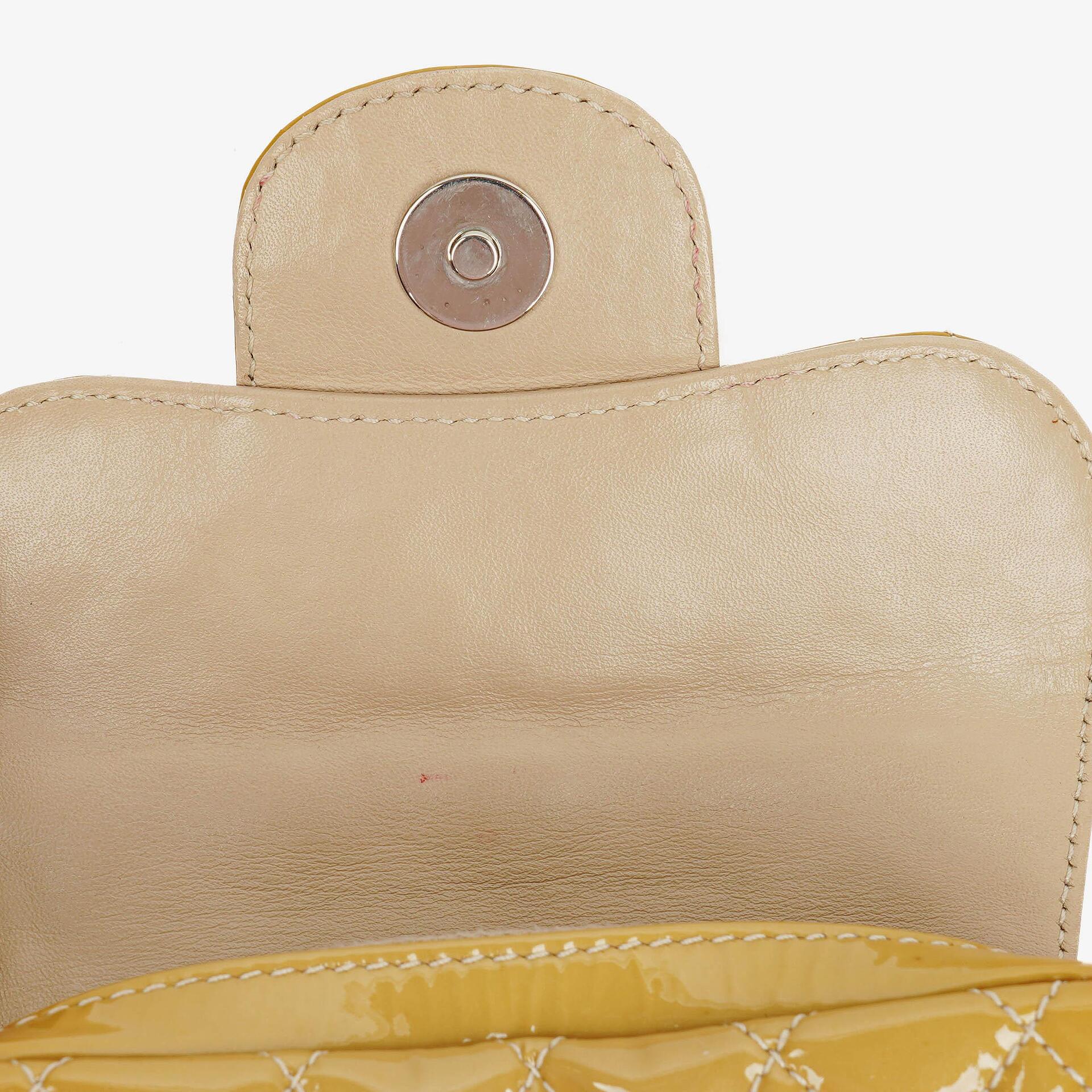 Chanel Mini rechteckige doppelseitige Klapptasche aus gestepptem Lackleder
