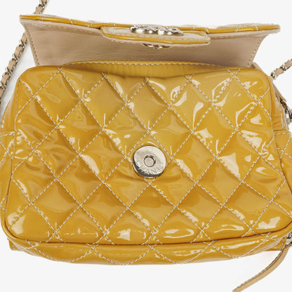 Chanel Mini rechteckige doppelseitige Klapptasche aus gestepptem Lackleder