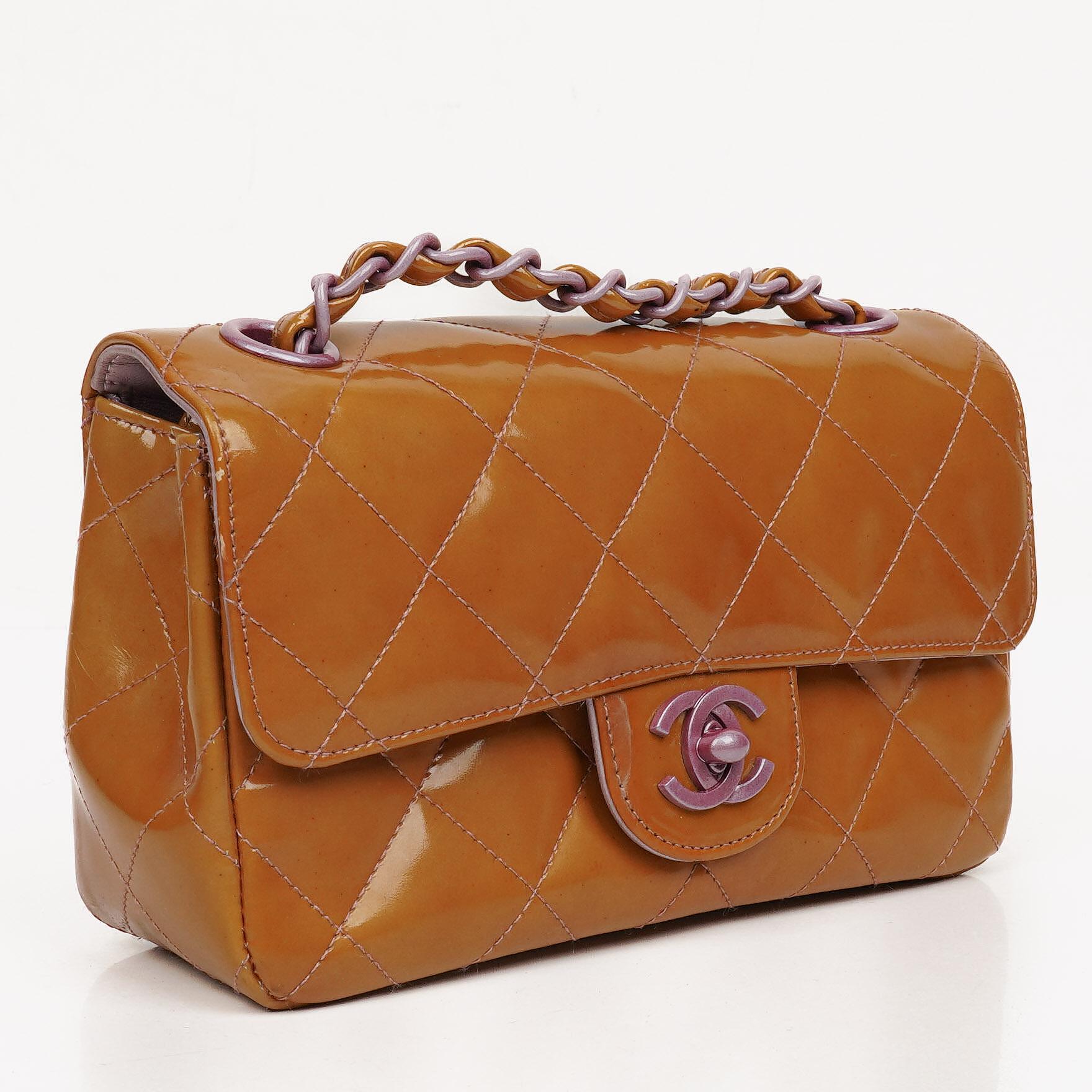 Chanel Mini Rectangular Flap Tasche aus gestepptem Lackleder