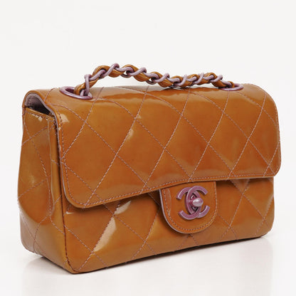 Chanel Mini Rectangular Flap Tasche aus gestepptem Lackleder