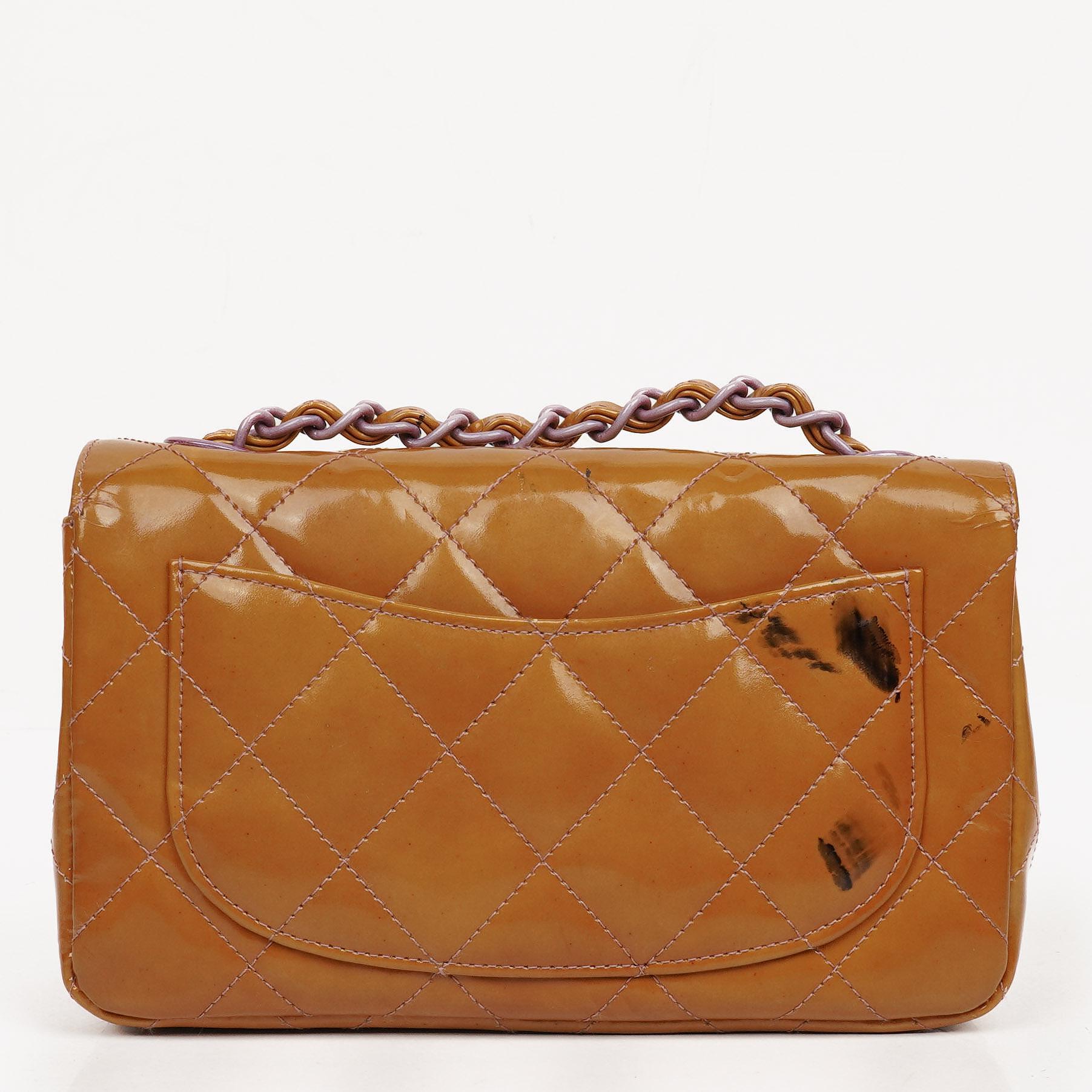 Chanel Mini Rectangular Flap Tasche aus gestepptem Lackleder
