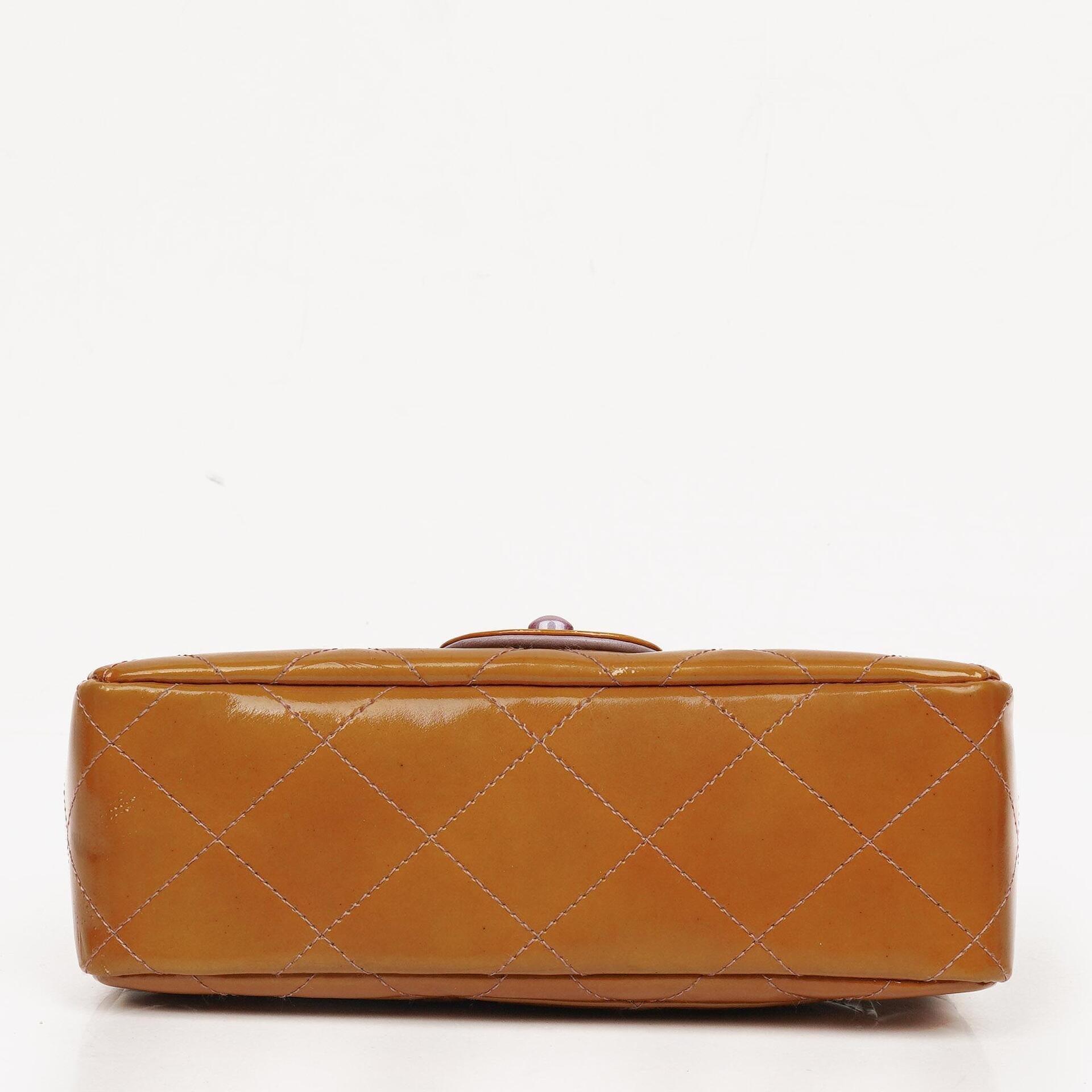Chanel Mini Rectangular Flap Tasche aus gestepptem Lackleder