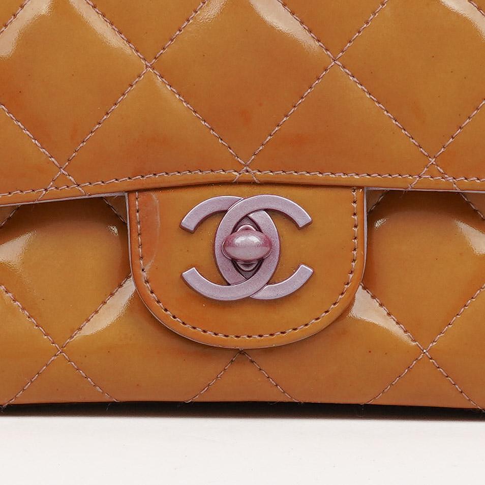 Chanel Mini Rectangular Flap Tasche aus gestepptem Lackleder