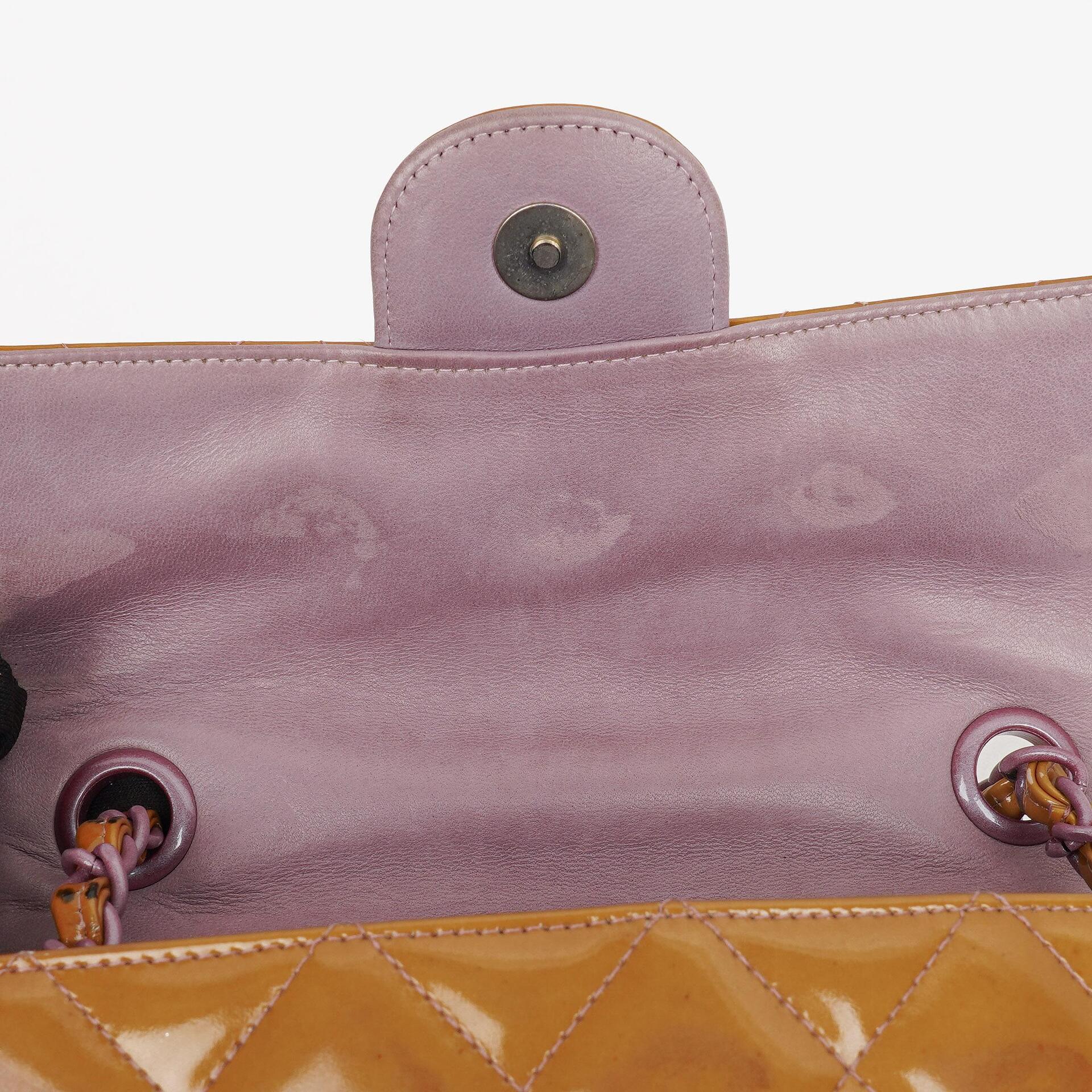 Chanel Mini Rectangular Flap Tasche aus gestepptem Lackleder