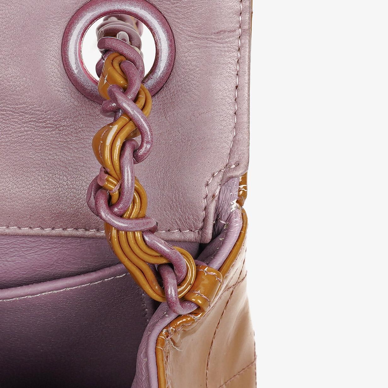Chanel Mini Rectangular Flap Tasche aus gestepptem Lackleder