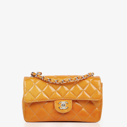 Chanel Mini Rectangular Flap Bag aus gestepptem Lackleder
