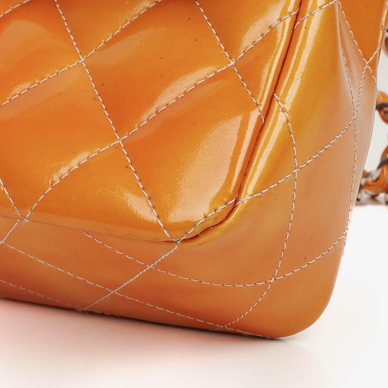 Chanel Mini Rectangular Flap Bag aus gestepptem Lackleder