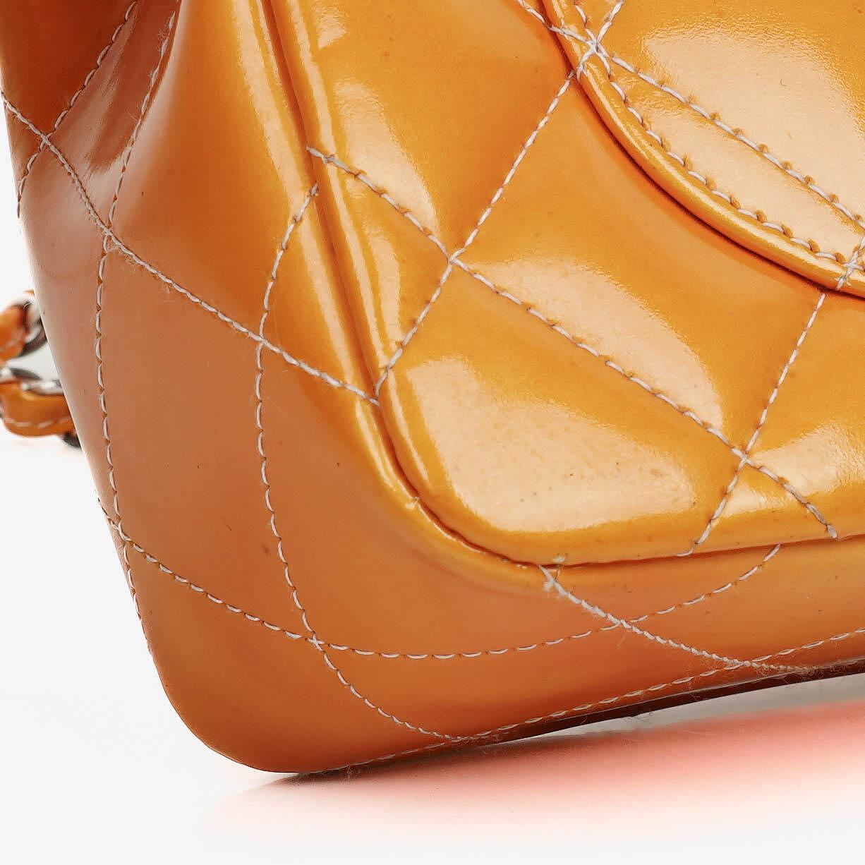 Chanel Mini Rectangular Flap Bag aus gestepptem Lackleder