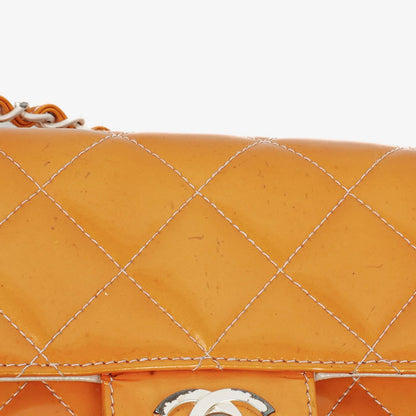 Chanel Mini Rectangular Flap Bag aus gestepptem Lackleder