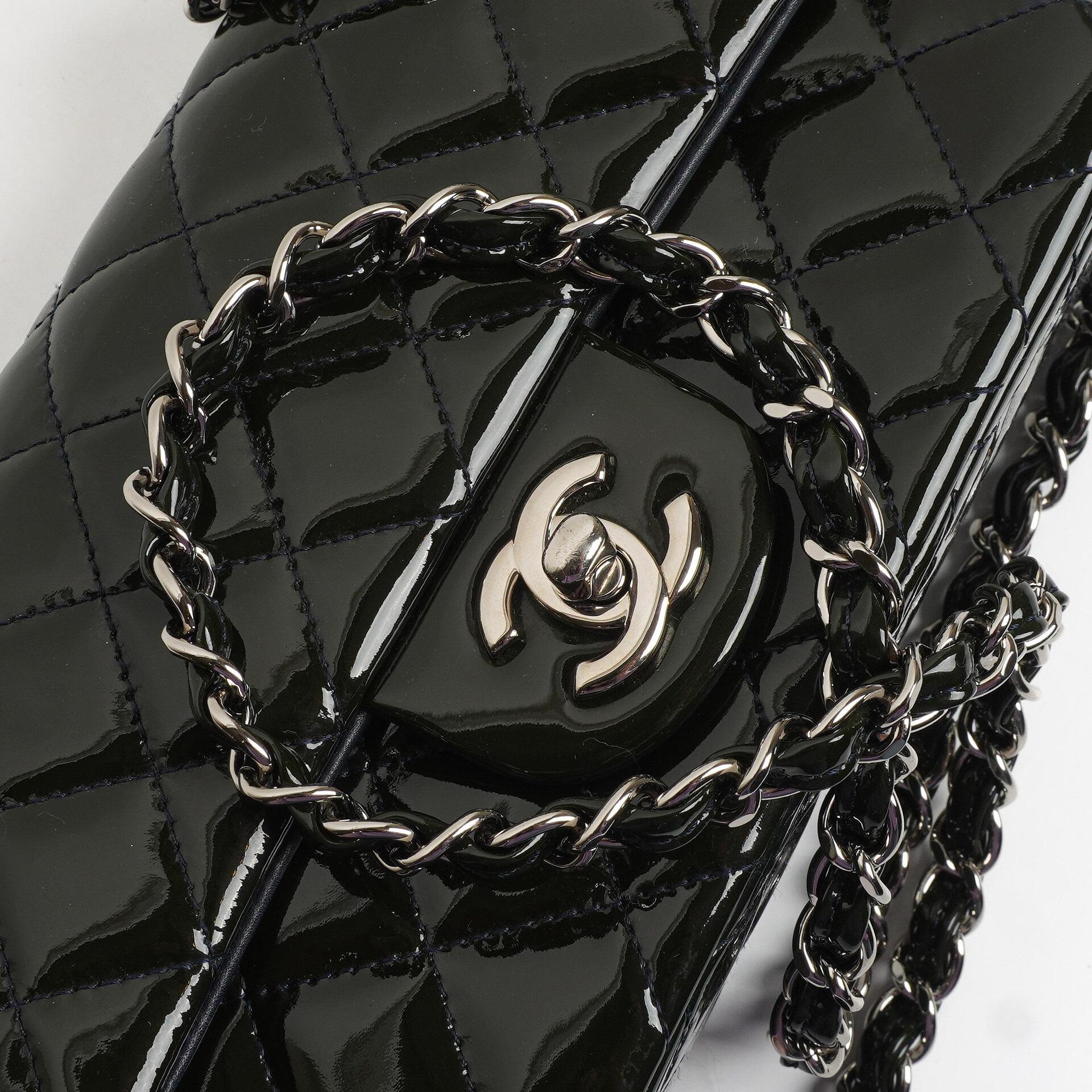Chanel Mini Rechteckige Klappentasche In Gepolstertem Lackleder Mit Silberfarbener Hardware, 2013-2014