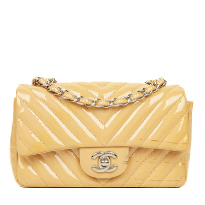 Chanel Mini Rectangular Single Flap Tasche aus Chevron-Lackleder mit silberfarbenen Beschlägen