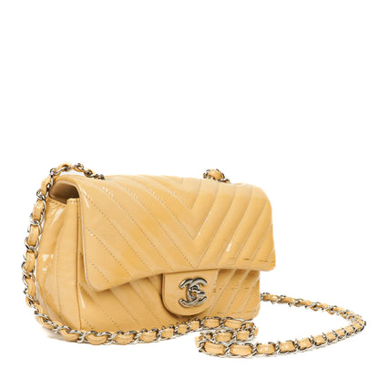 Chanel Mini Rectangular Single Flap Tasche aus Chevron-Lackleder mit silberfarbenen Beschlägen