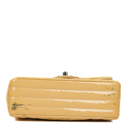 Chanel Mini Rectangular Single Flap Tasche aus Chevron-Lackleder mit silberfarbenen Beschlägen
