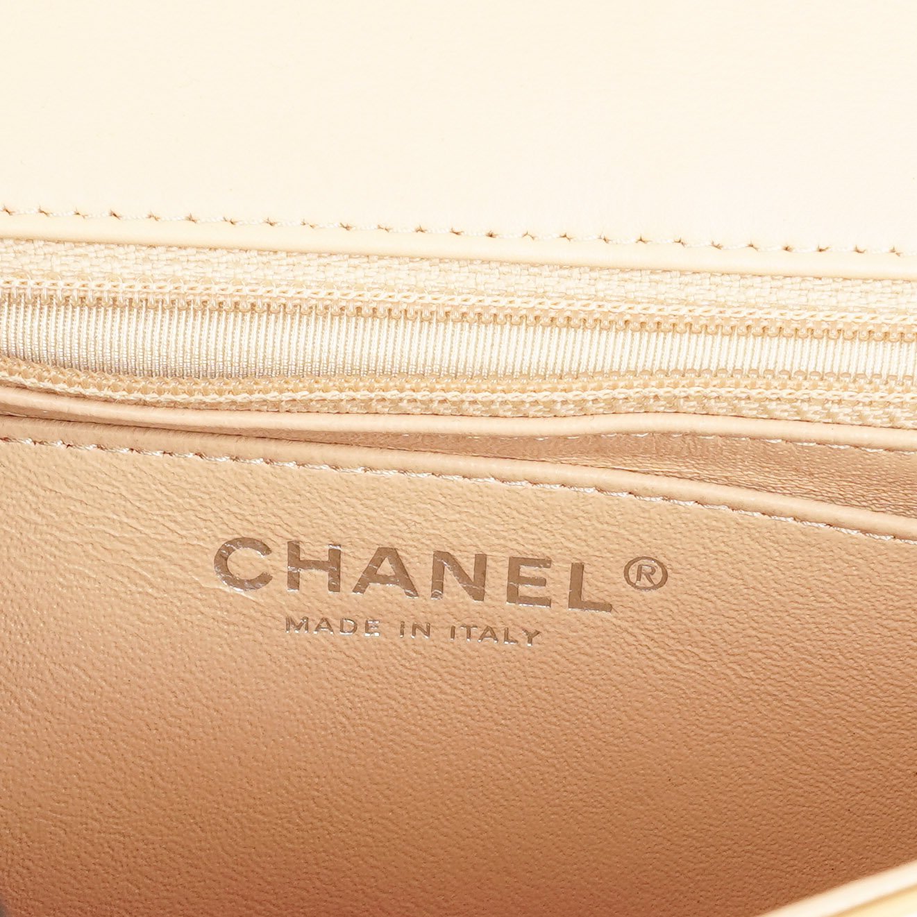 Chanel Mini Rectangular Single Flap Tasche aus Chevron-Lackleder mit silberfarbenen Beschlägen