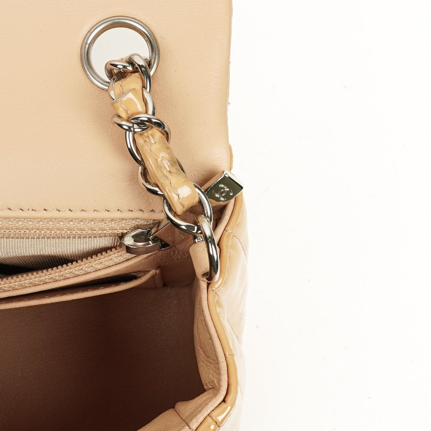 Chanel Mini Rectangular Single Flap Tasche aus Chevron-Lackleder mit silberfarbenen Beschlägen