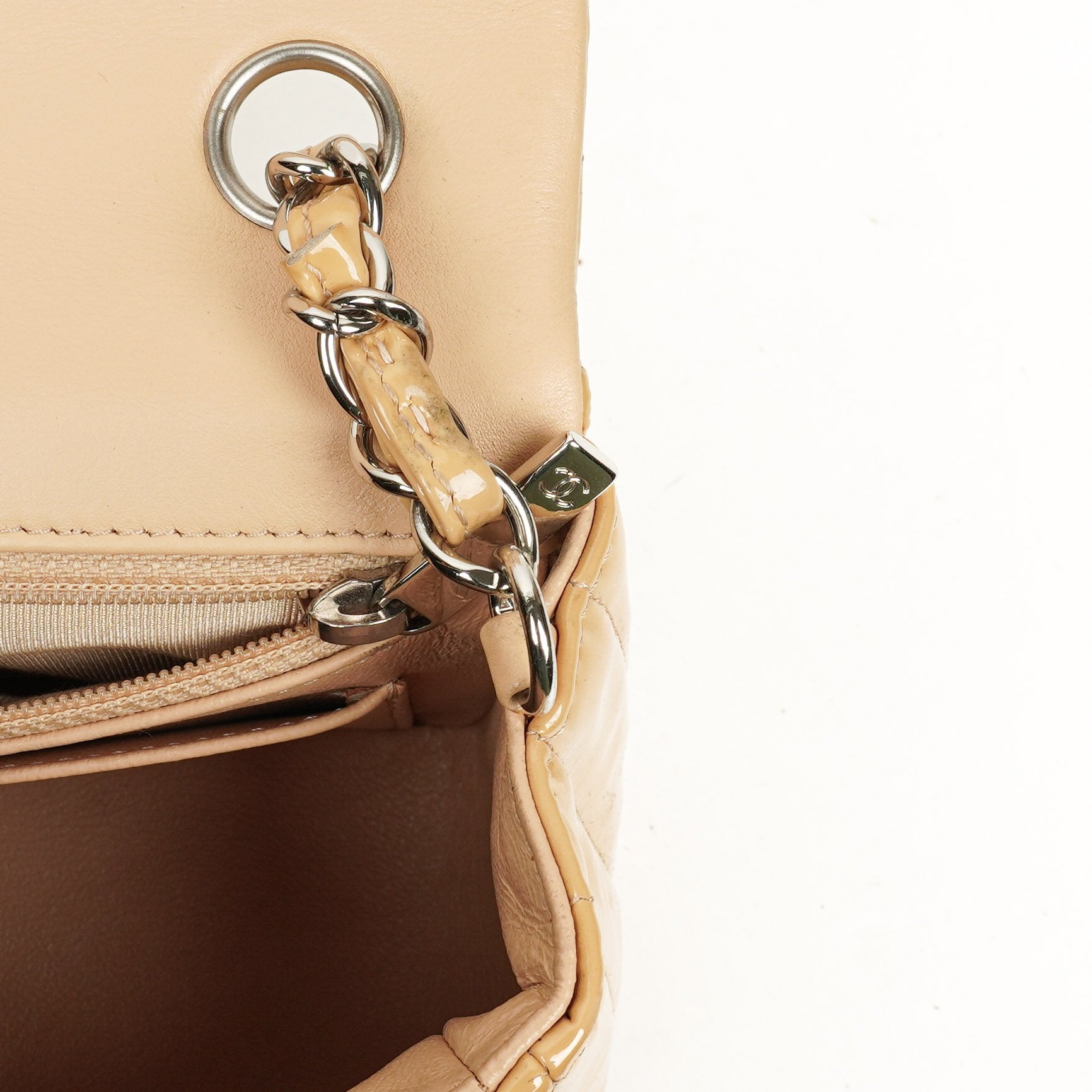 Chanel Mini Rectangular Single Flap Tasche aus Chevron-Lackleder mit silberfarbenen Beschlägen