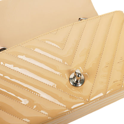 Chanel Mini Rectangular Single Flap Tasche aus Chevron-Lackleder mit silberfarbenen Beschlägen