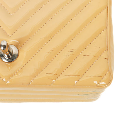 Chanel Mini Rectangular Single Flap Tasche aus Chevron-Lackleder mit silberfarbenen Beschlägen