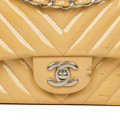 Chanel Mini Rectangular Single Flap Tasche aus Chevron-Lackleder mit silberfarbenen Beschlägen