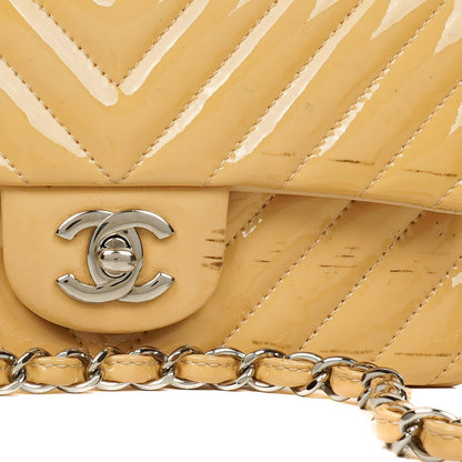 Chanel Mini Rectangular Single Flap Tasche aus Chevron-Lackleder mit silberfarbenen Beschlägen