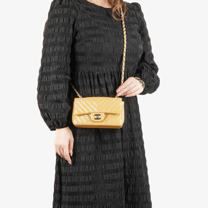 Chanel Mini Rectangular Single Flap Tasche aus Chevron-Lackleder mit silberfarbenen Beschlägen