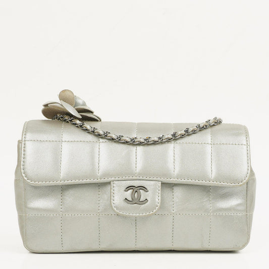 Chanel Mini Rectangular Single Flap Tasche Blume aus metallic-silbernem gestepptem Lammleder mit silberfarbenen Beschlägen