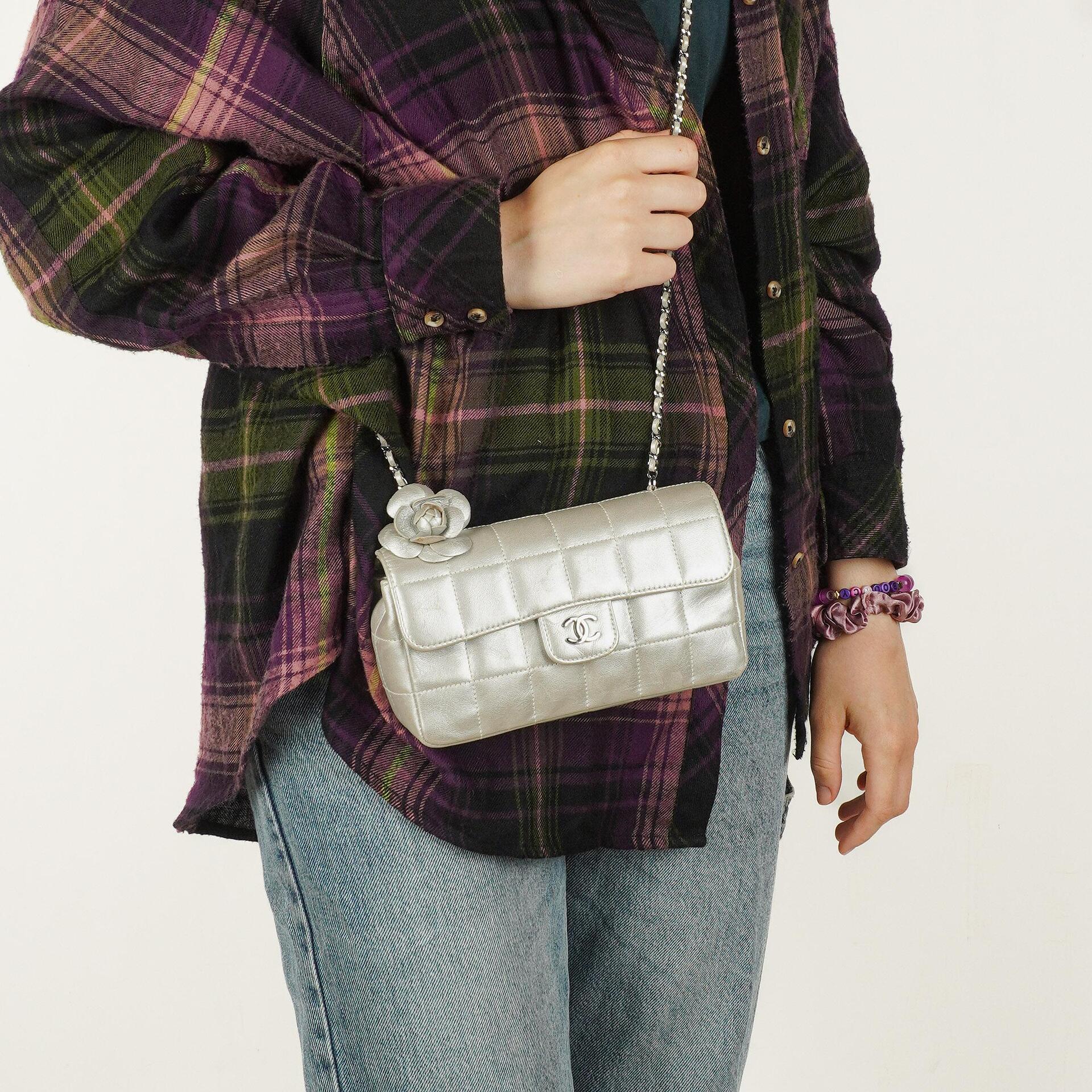 Chanel Mini Rectangular Single Flap Tasche Blume aus metallic-silbernem gestepptem Lammleder mit silberfarbenen Beschlägen