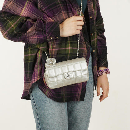 Chanel Mini Rectangular Single Flap Tasche Blume aus metallic-silbernem gestepptem Lammleder mit silberfarbenen Beschlägen