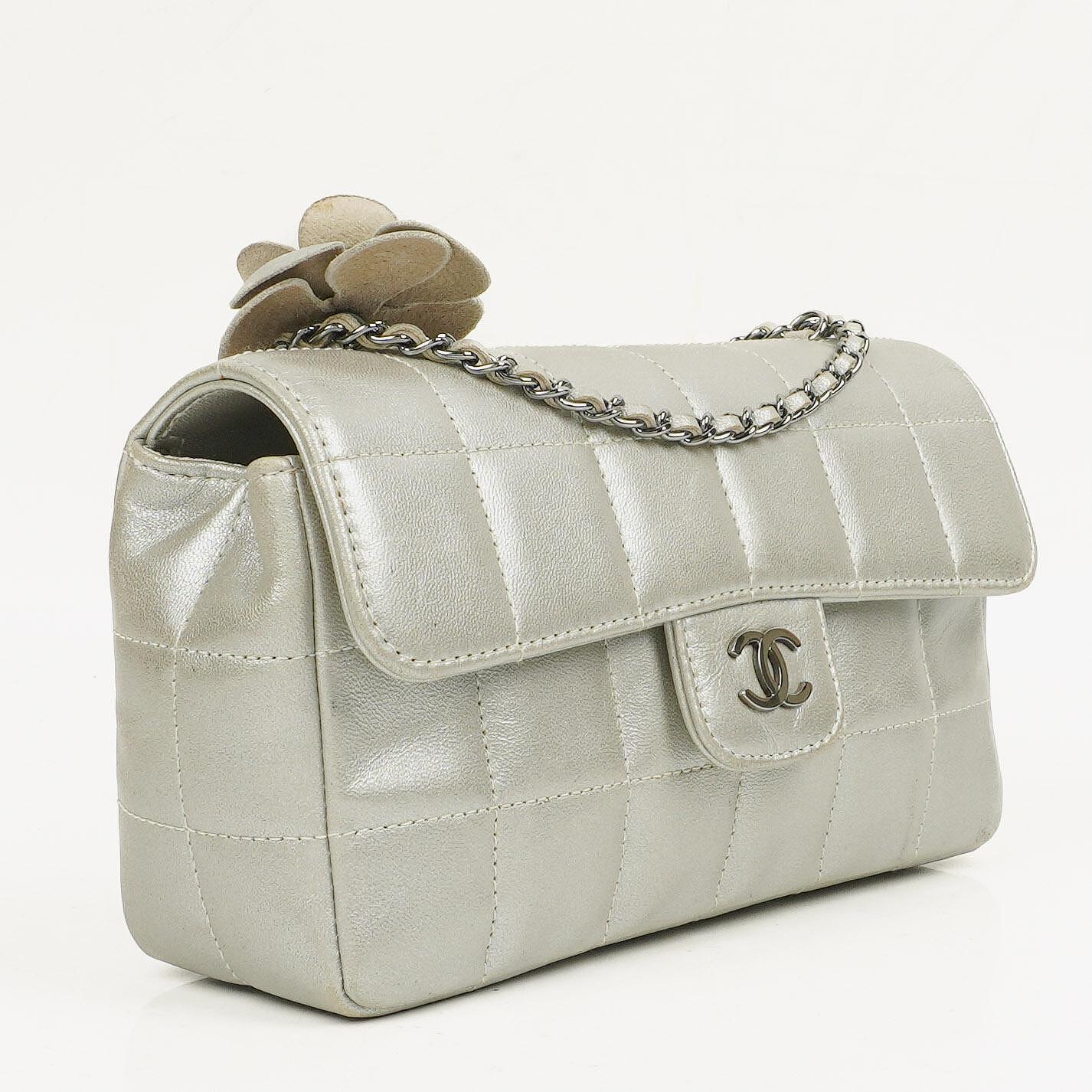 Chanel Mini Rectangular Single Flap Tasche Blume aus metallic-silbernem gestepptem Lammleder mit silberfarbenen Beschlägen