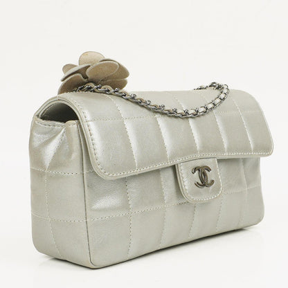 Chanel Mini Rectangular Single Flap Tasche Blume aus metallic-silbernem gestepptem Lammleder mit silberfarbenen Beschlägen