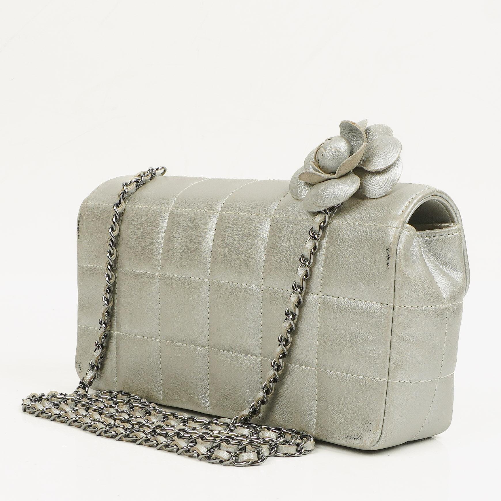 Chanel Mini Rectangular Single Flap Tasche Blume aus metallic-silbernem gestepptem Lammleder mit silberfarbenen Beschlägen