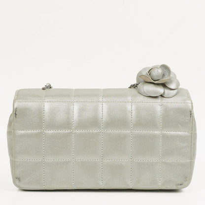 Chanel Mini Rectangular Single Flap Tasche Blume aus metallic-silbernem gestepptem Lammleder mit silberfarbenen Beschlägen