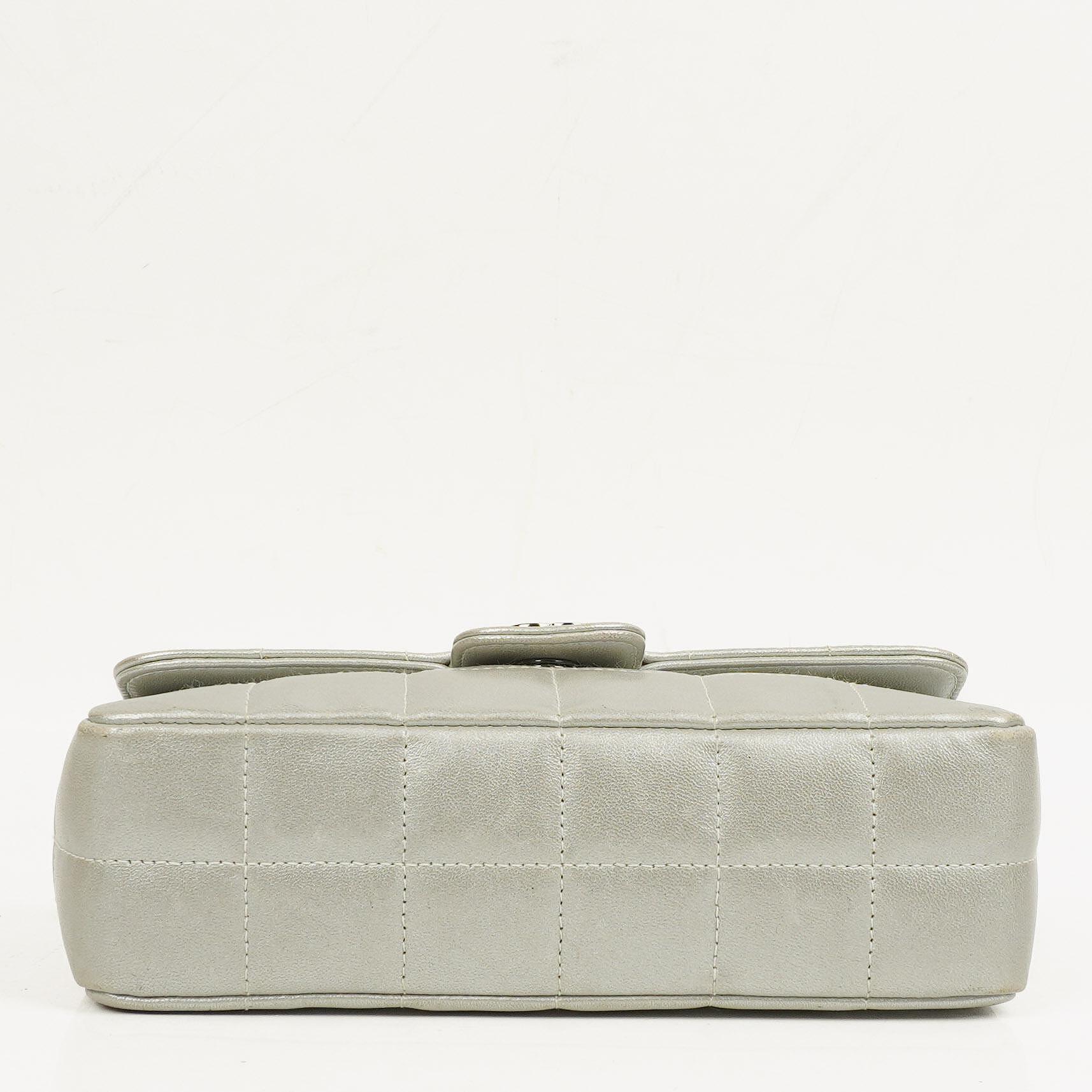 Chanel Mini Rectangular Single Flap Tasche Blume aus metallic-silbernem gestepptem Lammleder mit silberfarbenen Beschlägen