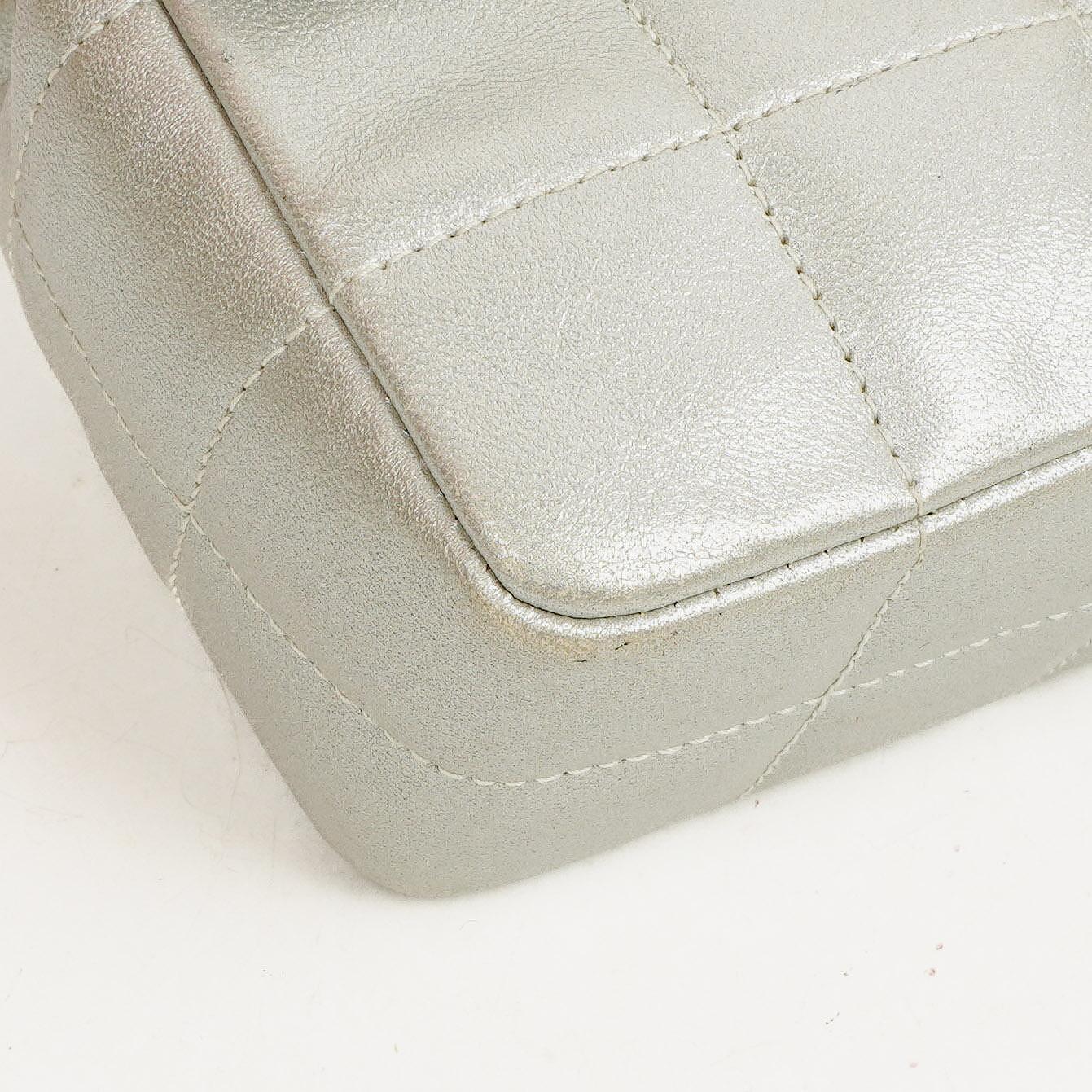 Chanel Mini Rectangular Single Flap Tasche Blume aus metallic-silbernem gestepptem Lammleder mit silberfarbenen Beschlägen
