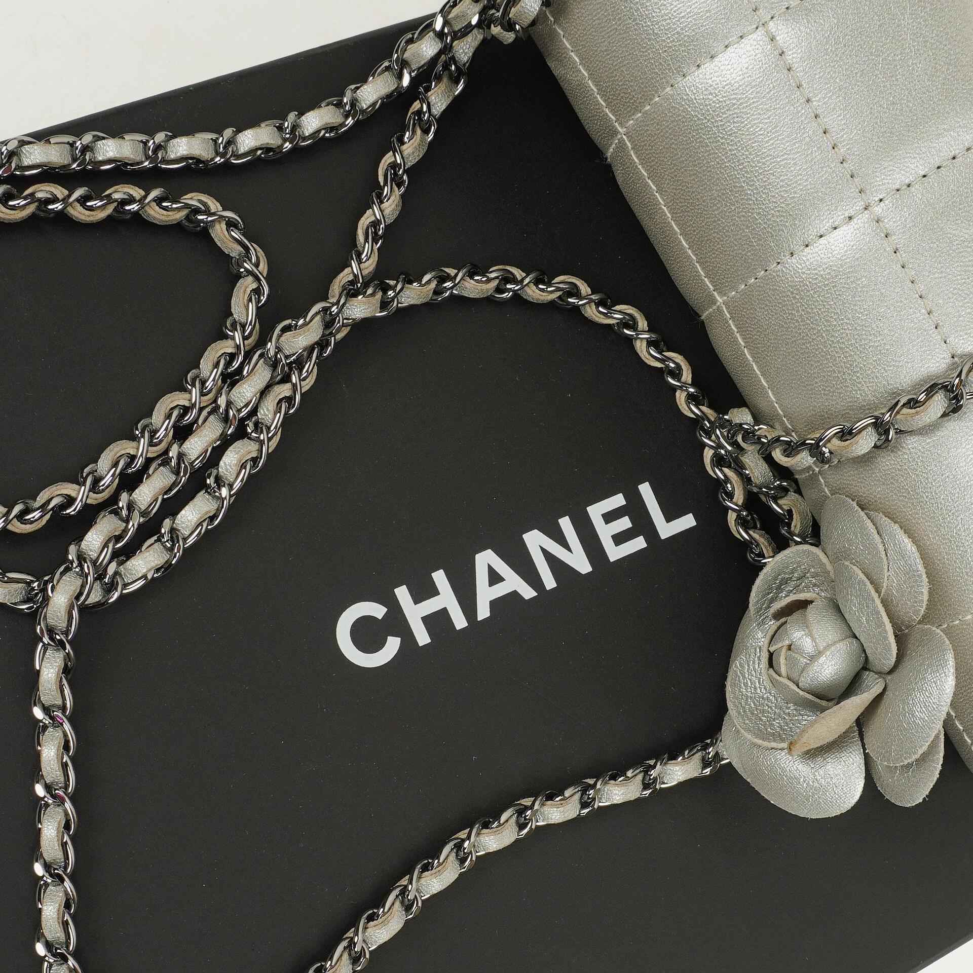 Chanel Mini Rectangular Single Flap Tasche Blume aus metallic-silbernem gestepptem Lammleder mit silberfarbenen Beschlägen
