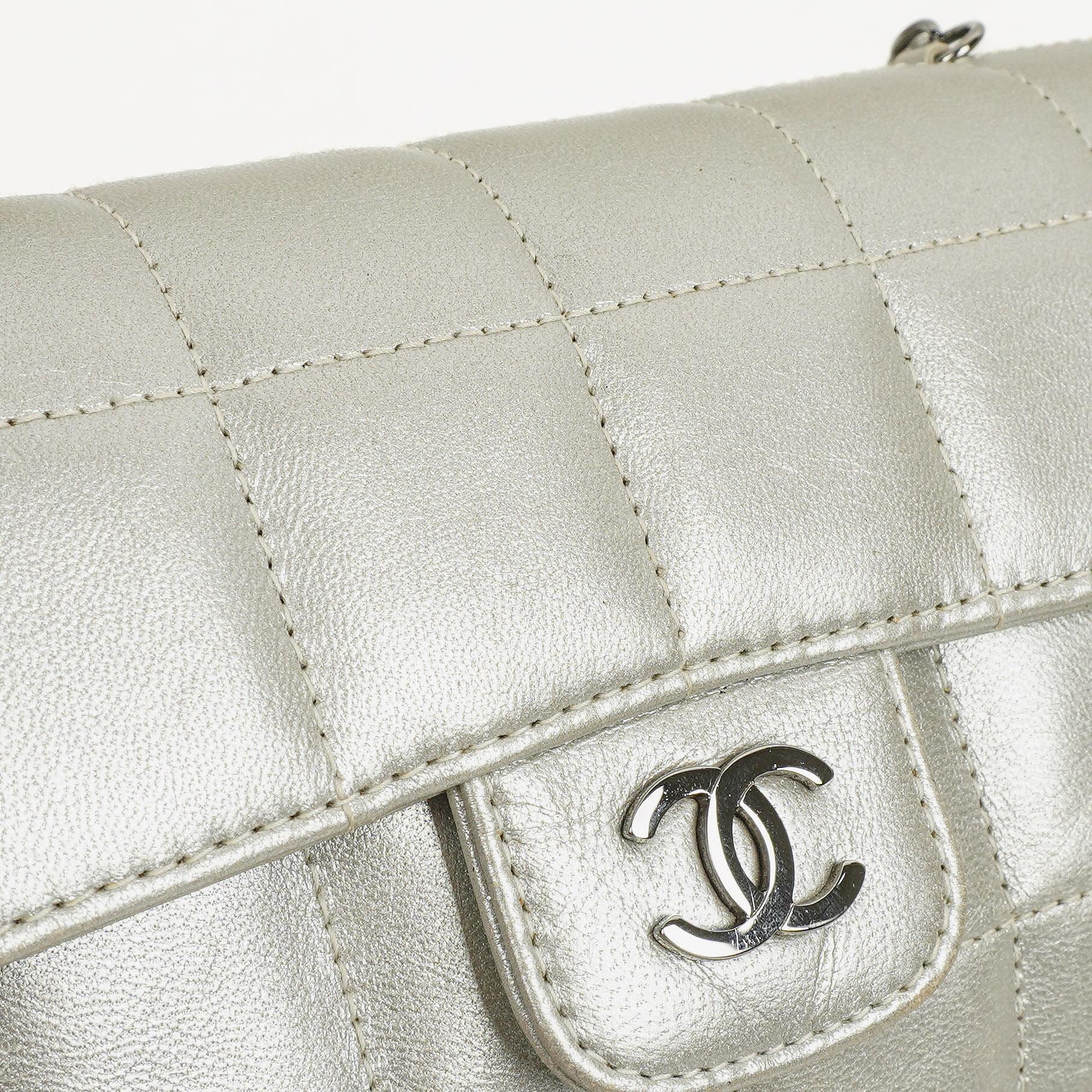 Chanel Mini Rectangular Single Flap Tasche Blume aus metallic-silbernem gestepptem Lammleder mit silberfarbenen Beschlägen