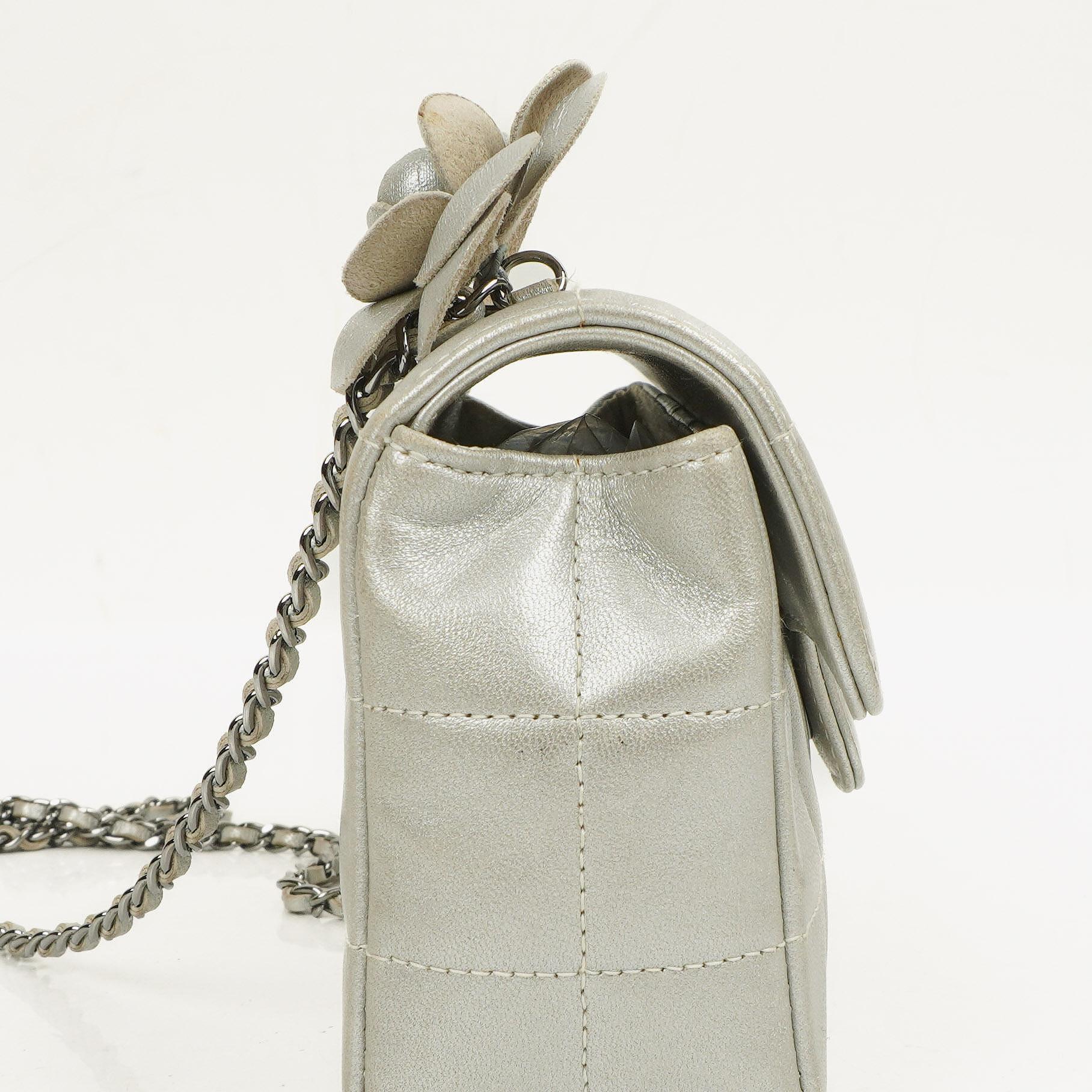 Chanel Mini Rectangular Single Flap Tasche Blume aus metallic-silbernem gestepptem Lammleder mit silberfarbenen Beschlägen