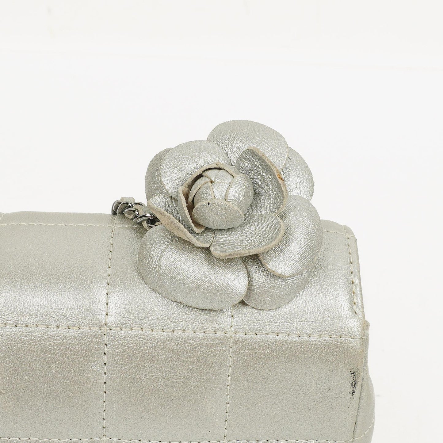 Chanel Mini Rectangular Single Flap Tasche Blume aus metallic-silbernem gestepptem Lammleder mit silberfarbenen Beschlägen