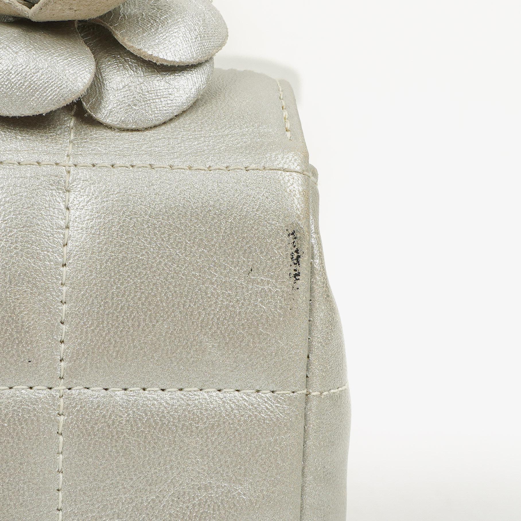 Chanel Mini Rectangular Single Flap Tasche Blume aus metallic-silbernem gestepptem Lammleder mit silberfarbenen Beschlägen