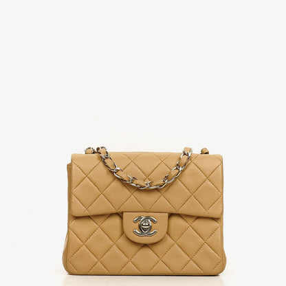 Chanel Mini Square Classic Flap Bag aus beigem gestepptem Lammleder mit silberfarbener Hardware